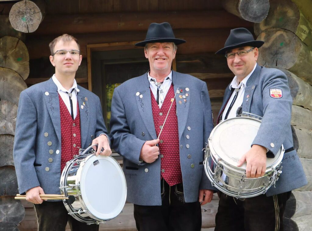 Musikkapelle Thalheim: Registerbild Dirigent und Schlagzeug